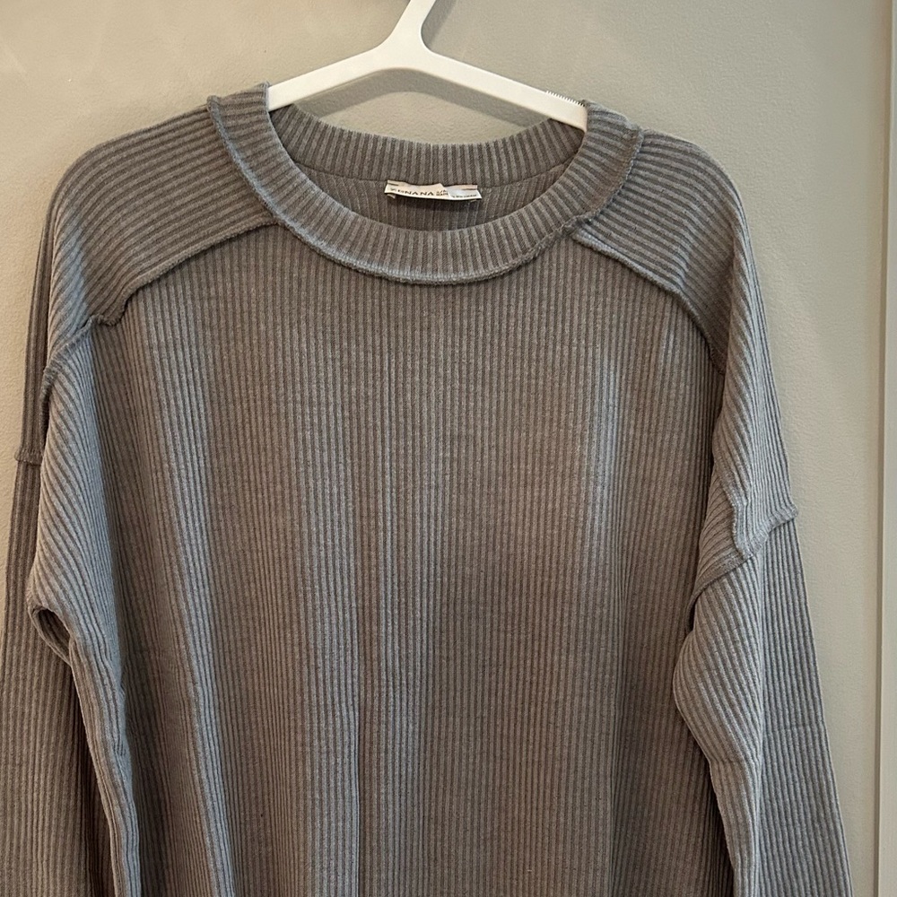 Zenana Outfitters Women's Gray Ribbed Crewneck Top